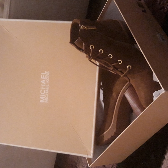 Micheal Kors 8 1/2 Caramel Bootie - Picture 2 of 2